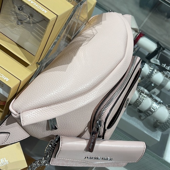 MICHAEL KORS
Maisie Large Pebbled Leather 2-in-1 Sling Pack
LT Powder Blush
NWT - Picture 9 of 16